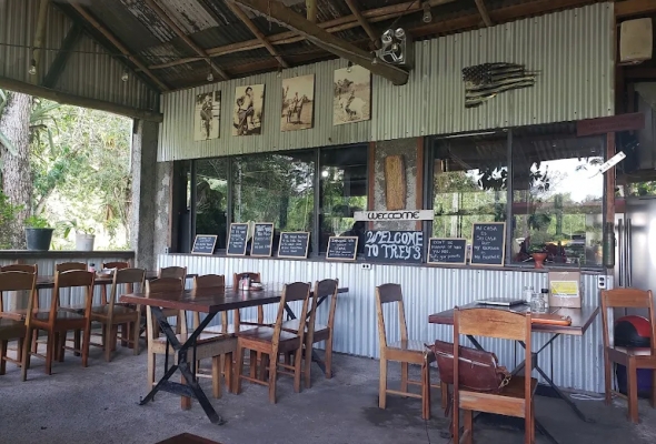 Treys Barn & Grill